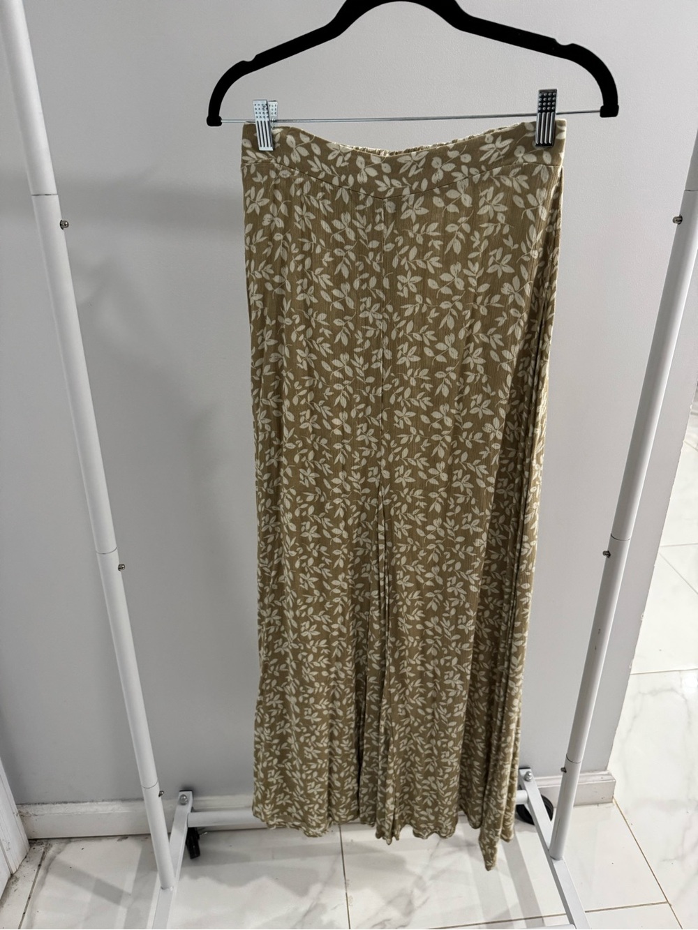 BOBEAU Godet Maxi Skirt In Pale Olive/ Ivory size XS